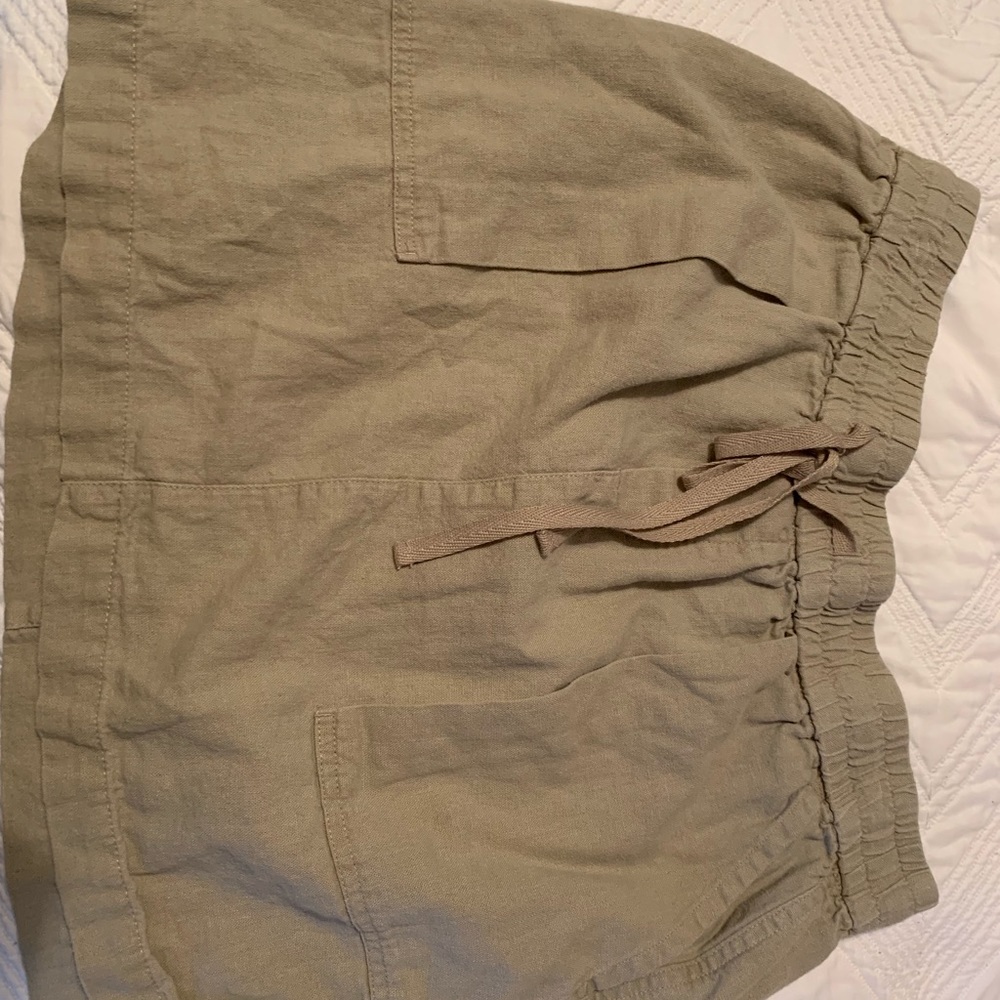 Old navy khaki skirt with pockets!